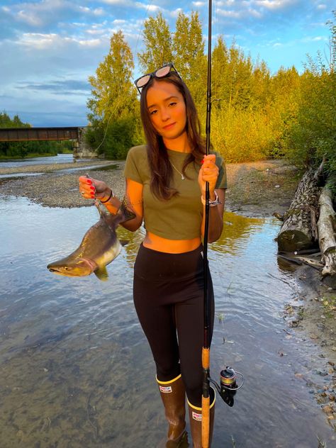 fishing Woman Fishing Outfit, Fishing Outfit Aesthetic, Cute Fishing Outfit For Women Summer, Fall Fishing Outfit, Fishing Clothes For Women, What To Wear Fishing Women, Fishing Outfits For Women Summer, Fishing Outfit For Ladies, Cute Fishing Outfit For Women