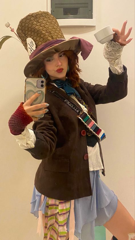 Aesthetic Alice In Wonderland Costume, Mr Rabbit Alice In Wonderland Costume, Alice In Wonderland Cosplay Mad Hatter, Mad Hatter Live Action, Madd Hatter Halloween Costume, Mad Hatter Easy Costume, Characters For Halloween Costumes, Madhatters Costume Diy, Mad Hatter Character Design