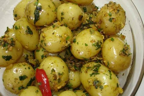 A Batata Calabresa é uma receita bastante versátil: pode ser servida como acompanhamento, entrada, aperitivo e fica bem até em uma saladinha. Sua receita leva mini batatas e uma variedade de condimentos, porém, o grande destaque fica por conta da pimenta calabresa. Se você é fã de um petisco esse é um dos mais tradicionais! … O post Como fazer uma Deliciosa Batata Calabresa apareceu primeiro em Receitas e Dicas do Chef. Potato Sauce, Decorações Com Comidas, Potato Recipes, Finger Foods, Potato Salad, Mashed Potatoes, Good Food, Food And Drink, Favorite Recipes