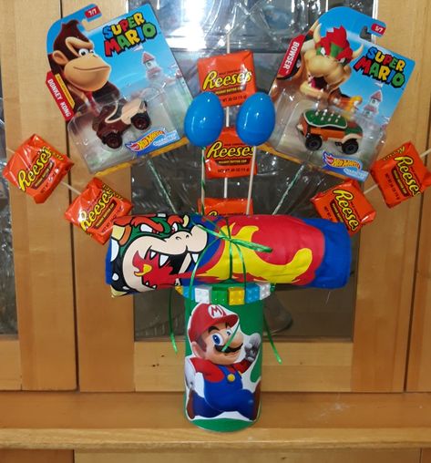 Mario bothers simple easter gift Super Mario Bros Gift Ideas, Mario Themed Gift Basket, Super Mario Gift Basket, Valentine Gifts Baskets, Video Game Easter Basket Ideas, Super Mario Bros Gifts, Gifts Baskets, Candy Themed Party, Valentine Gift Baskets