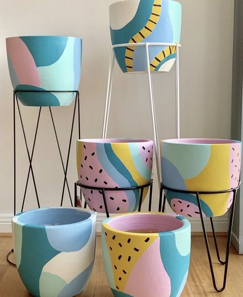 Flower Pots Painting, Pots Painting, Terra Cotta Pot Crafts Diy, Plant Pot Design, Diy Pottery Painting, Flower Pot Art, Painted Pots Diy, Flower Pot Design, Painted Plant Pots