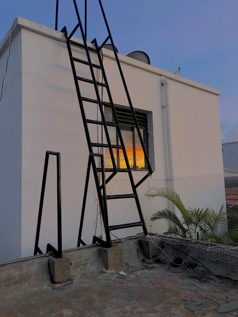 A cozy roof sunset mood. VSCO photography and editing Spiral Staircase Outdoor, Staircase Outdoor, Cahuita, Home Gate Design, Gate Designs Modern, Roof Ladder, Entrance Gates Design, Metal Stairs, Vsco Photography