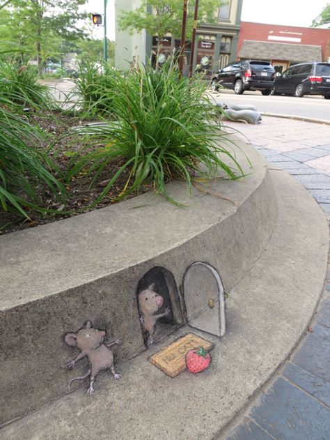 This 3D Chalk Art Takes Sidewalk Drawing To A Whole New Level - Give It Love Chalk Artist, David Zinn, Pavement Art, 3d Chalk Art, Stencil Graffiti, Toledo Museum Of Art, Ephemeral Art, Jenny Holzer, Sidewalk Chalk Art