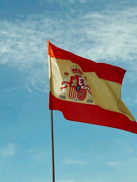 Spain Aesthetics, College Abroad, Madrid Aesthetic, Spanish Flags, Spain Flag, Spain Aesthetic, Instagram Logo, Madrid Spain, Spain Travel