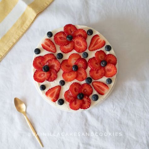 Sweets To Bake, Cake Decorating Fruit, Cute Cookie Cake Designs, June Cake, Cute Mini Cakes, Sweet One Cake, Summer Party Cake, Strawberry Cake Decorations, Tårta Design