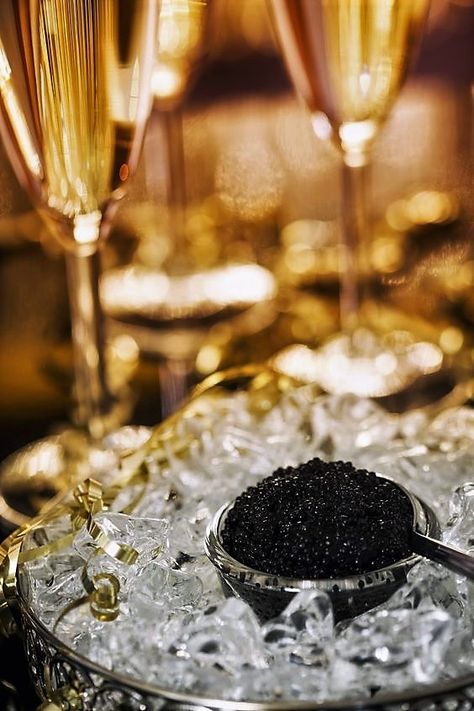 Caviar Party, How To Serve Caviar, Caviar Bar, Caviar And Champagne, Miniature Drinks, Champagne And Caviar, Caviar Spoon, Elegant Entertaining, Elegant Lifestyle