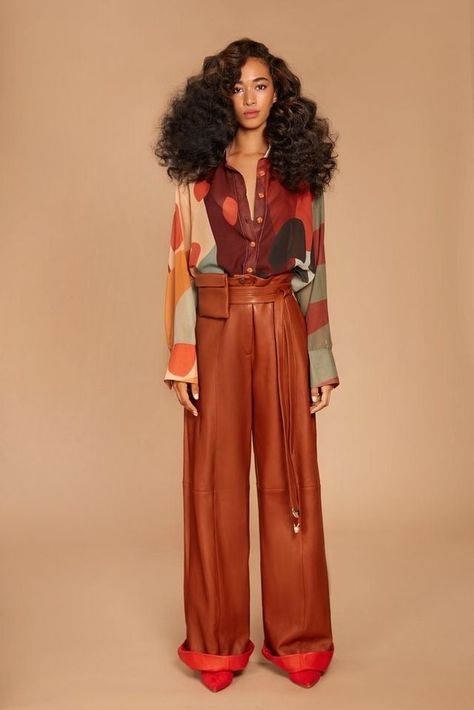 70s Inspired Fashion, 70s Outfits, Looks Black, Looks Street Style, Belt Pouch, Brown Pants, 70s Inspired, Estilo Boho, Mode Vintage