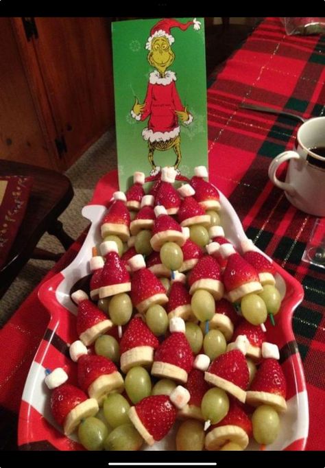 Christmas Gender Reveal Food, Grinch Theme Snacks, Grinch Gender Reveal Ideas, Grinch Baby Shower Ideas, Whobilation Party, Grinch Brunch, Grinch Breakfast, Grinch Snacks, Grinch Christmas Treats