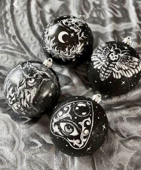 Owl Moth, Gothic Xmas, Goth Holiday, Black Christmas Tree Decorations, Gothic Farmhouse, Merry Creepmas, Yule Crafts, Black Christmas Decorations, Pagan Christmas