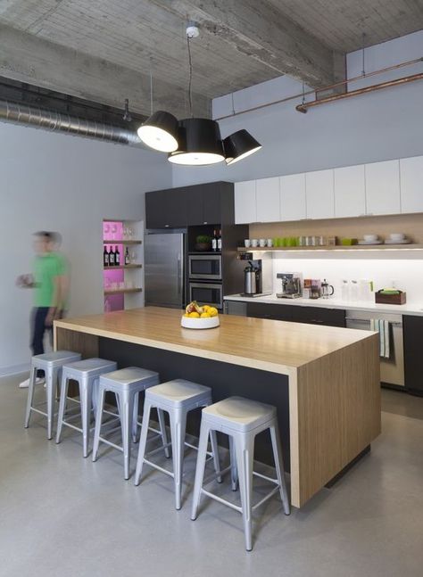 office kitchen. island is really interesting instead of a table. Wework Interior, Homemade Kitchen Tables, Workspaces Design, Office Kitchenette, Staff Lounge, Office Break Room, Office Pantry, Office Idea, Office Design Inspiration