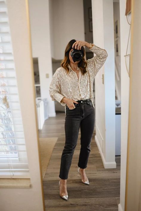 Sequin Blouse Outfit, Christmas Party Fashion, Casual Christmas Party Outfit, Christmas Family Photoshoot, Winter Party Outfit, Leather Pants Outfit, Street Style Fall Outfits, Party Outfits For Women, Outfit 2022