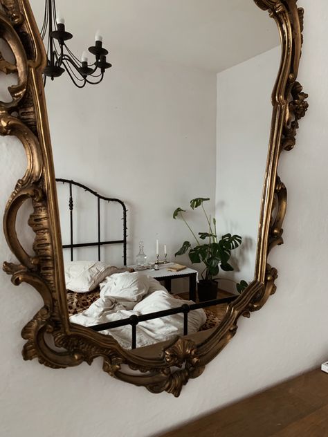 Baroque Bedroom Modern, Modern Baroque Bedroom, Baroque Room Aesthetic, Baroque Apartment, Parisian Modern Bedroom, Witch Living Room, Edgy Rooms, Bedroom Aesthetic Dark, Baroque Bedroom