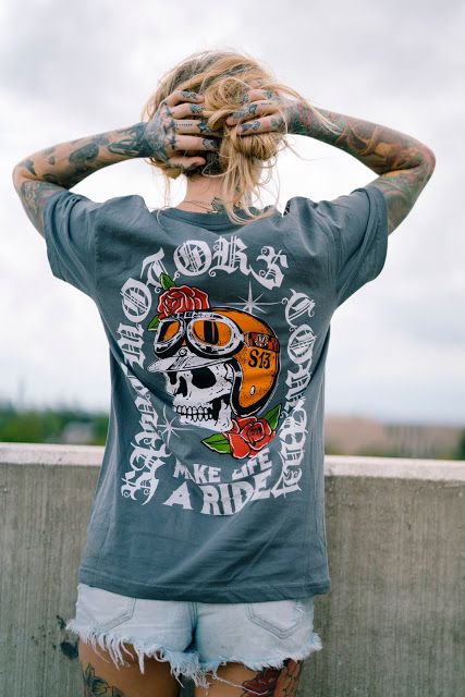 Tattoo Tshirt, Day Of The Dead Artwork, Airbrush T Shirts, Biking Outfit, Tattoo T Shirts, Tshirt Design Men, Nice Shorts, Shirt Mockup, Rose Tattoo