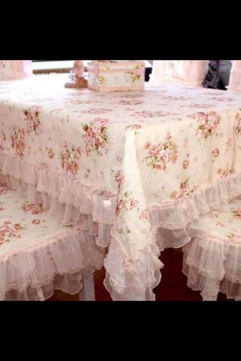 Table Ruffled Tablecloth, Cocina Shabby Chic, Shabby Chic Dining, Decoration Shabby, Tafel Decor, Cottage Shabby Chic, Shabby Chic Table, Shabby Chick, Estilo Shabby Chic