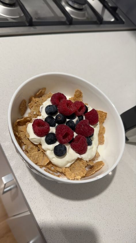 Ingredients: Cereal Milk Greek yoghurt Berries Honney Yogurt And Cereal, Cereal Milk, Gym Food, Food Healthy, Aesthetic Food, Healthy Food, Yogurt, Cereal, Milk