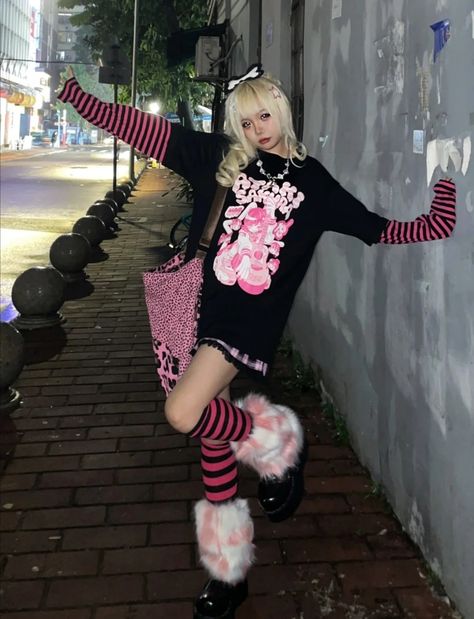 Pink N Black Outfit, Kawaii Black Outfits, Emo Aesthetic Fashion, Emo Kawaii Outfits, Emo Pink Outfit, Black And Pink Aesthetic Outfit, Pink Edgy Aesthetic, Pink Punk Aesthetic Outfits, Emo Y2k Outfits Pink