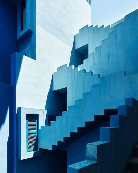 La Muralla Roja is an apartment complex set on the rocks in the coastal town of Calpe, Spain. it was designed by Ricardo Bofill and built in 1973. Amazing Stairs, Ricardo Bofill, Colour Architecture, Spain Design, Blue Inspiration, Apartment Complexes, Red Walls, Stairway To Heaven, Zaha Hadid