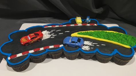 Cake Race Car, Disney Cars Cupcakes, Disney Cars Birthday Theme, Disney Cars Cake, Pull Apart Cupcake, Cars Cupcakes, Race Car Cakes, Pull Apart Cupcake Cake, Cars Birthday Cake