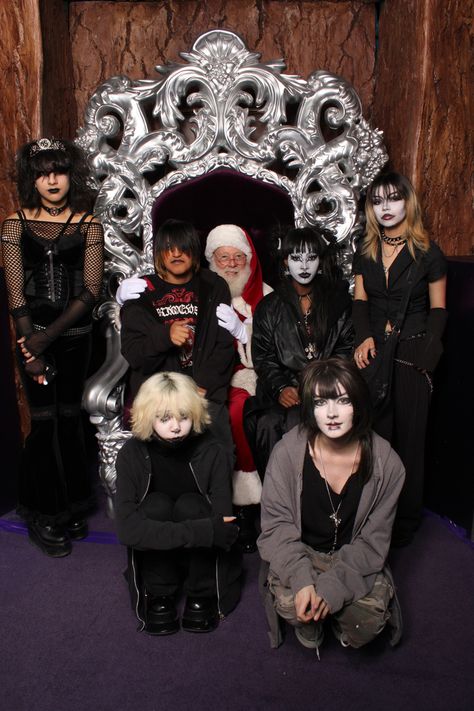 M1idari on insta Imadesomethingcreative on tiktok Goths And Santa, Goth Santa Photo, Goths With Santa, Goth Subgenres, Christmas Friends Aesthetic, Goth Gift Ideas, Poc Goth, Emo Christmas, Emo Prom