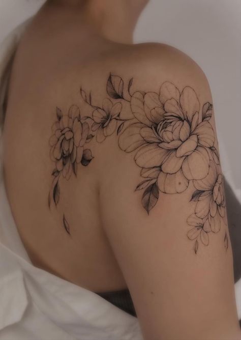 Feminine Shoulder Tattoos, Flower Shoulder Tattoo, Floral Tattoo Shoulder, Flower Tattoo Shoulder, Inspiration Tattoos, Shoulder Tattoos For Women, Aesthetic Tattoo, Tattoo Life, Elegant Tattoos