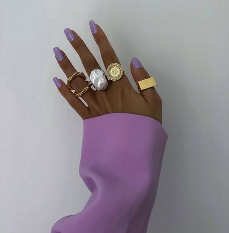 chunky gold jewelry and rings - love the chic simple pastel purple, lavender, or violet nails. Ig Makeup, Violet Nails, Lilac Nails, Jewelry Photography Styling, Instagram Makeup, Nails Black, Makeup Pictures, Jewelry Photography, Purple Nails