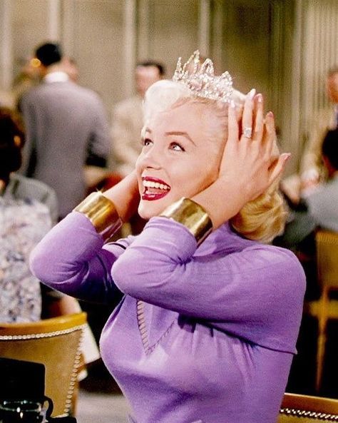 Vintage’s Instagram profile post: “Marilyn Monroe, 1953. . . @vintage . . . . . #vintage #vintagestyle #vintagefashion #vintageclothing #marilynmonroe #tiara #1953 #50s” Marilyn Monroe Wedding, Italy Wedding Dress, Marilyn Monroe Gif, Jane Russell, Wedding Dress Alterations, Gentlemen Prefer Blondes, Joe Dimaggio, Marilyn Monroe Photos, Marlene Dietrich