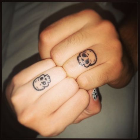 heart tattoo on finger | This image is in 35 collections Skull Finger Tattoo, Skull Finger Tattoos, Sorry Mom Tattoo, Matching Best Friend Tattoos, Finger Tattoo For Women, Wedding Finger, Finger Tattoo Designs, Wicked Tattoos, Tattoo Signs