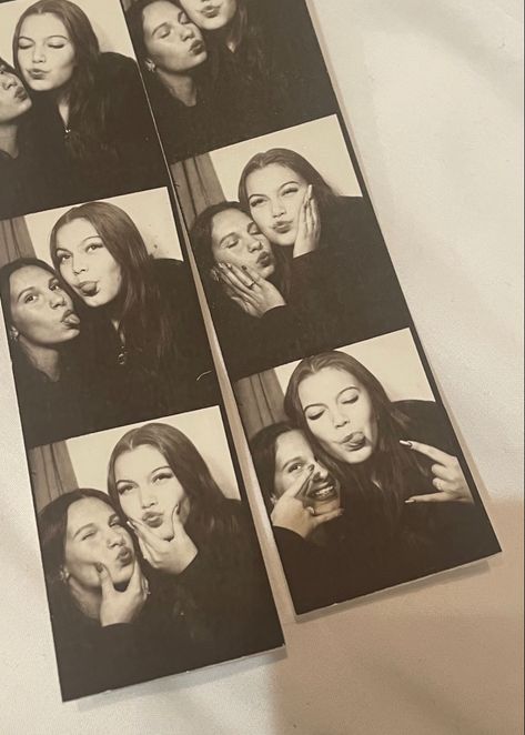 Photobooth Pictures Best Friends, Retro Friends Aesthetic, Photobooth Pics Friends, Photobooth Instagram Post, Photo Booth Aesthetic Friends, Photobooth Friends Aesthetic, Photobooth Ideas Best Friends, Photobooth At Party, Photo Booth Inspo Pics