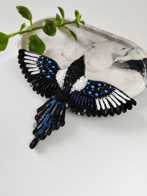 Beaded Bird Brooch, Hand Beaded Embroidery, Bird Beads, Brooch Diy, House Clothes, Beautiful Beadwork, Nativity Crafts, Choker Pendant, Earrings Design