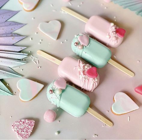 Ice Pops Decorados, Cakesicle Designs, Smash Box Ideas, Ambulance Cake, Covered Chocolate, Cake Popsicles, Smash Box, Candy Decor, Cake Pop Decorating