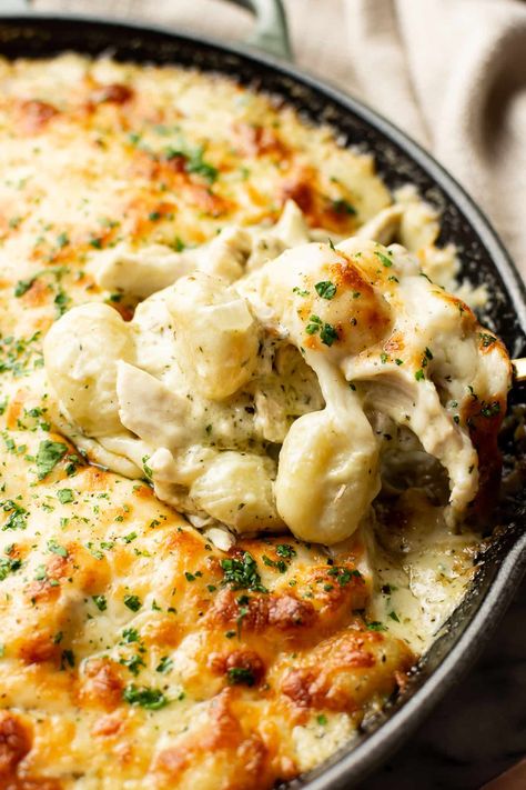 Pesto Chicken Gnocchi Bake Crockpot Chicken And Gnocchi, Gnocci Bake, Pesto Chicken Gnocchi, Chicken Gnocchi Bake, Pesto Ideas, Gluten Free Gnocchi Recipes, Cheesy Pesto Chicken, Easy Gnocchi, Gnocchi Bake