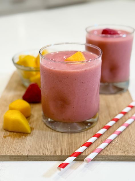 Strawberry-Mango Smoothie Single Serve Smoothie Recipes, Pretty Smoothies, Fruit Smoothies Recipes, Mango Strawberry Smoothie, Joy Bauer Recipes, Pretty Lifestyle, Strawberry Mango Smoothie, Kids Drinks, Breakfast Drinks