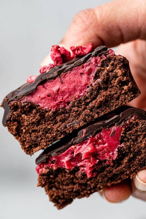 Raspberry stuffed Brownie Cookies - Early Brawd Vegan Brownie Cookies, Raspberry Custard, Fudgy Vegan Brownies, Raspberry Brownies, Dried Raspberries, Vegan Brownie, Raspberry Syrup, Fresh Raspberries, Sweet Recipes Desserts