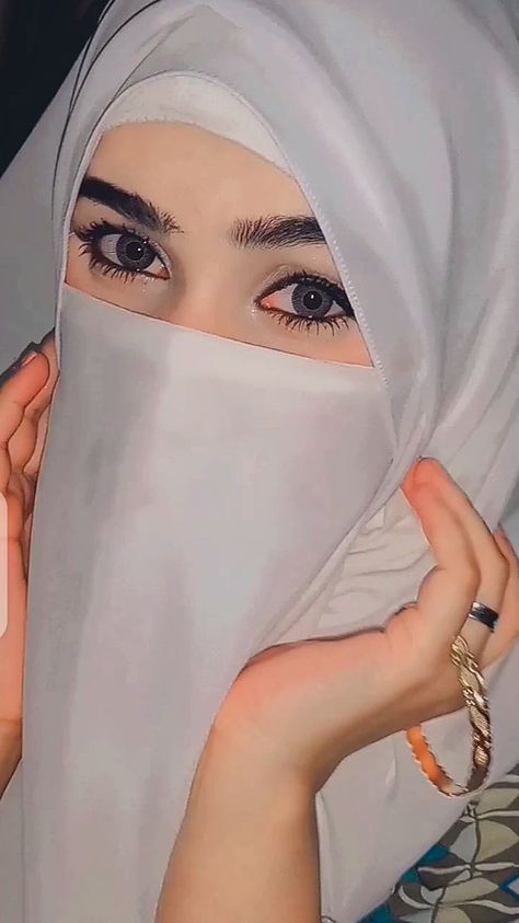 Simple Girl Dp, Image Girly, Islamic University, Hijabi Dpz, Hijab Queen, Books On Islam, Eid Photoshoot, Eid Photoshoot Ideas, Eyes Images