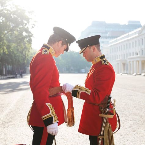 British Guard, Coldstream Guards, Trooping The Colour, British Armed Forces, Larp Costume, Royal Guard, Silly Cats Pictures, British Soldier, History Pictures