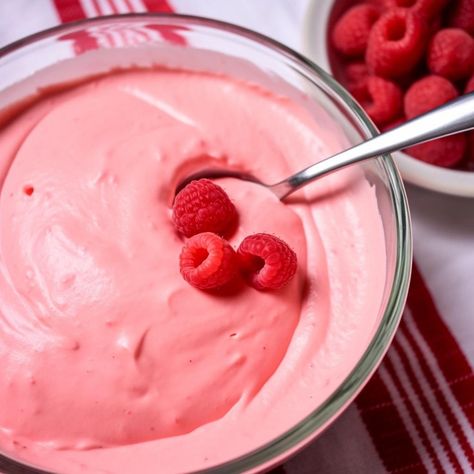 Raspberry Push Pop Pudding – Tasty Recipes Jello Made With Ice Cream, Raspberry Jello Dessert, Jello Pudding Pops, Pink Pudding, Raspberry Jello, Vanilla Pudding Recipes, Strawberry Frozen Yogurt, Pudding Pop, Fruity Treats