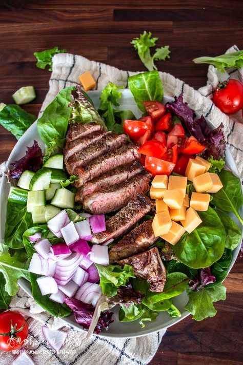 Chopped steak salad is a filling, healthy and delicious recipe to throw together! Use fresh or leftover steak for an easy-to-make and quick meal. #salad #steaksalad #choppedsteaksalad #choppedsalad #steaksaladrecipe #steaks #beefitswhatsfordinner #beef #beefrecipe #saladrecipe #easysaladrecipe Steak Salad Dressing, Steak Salad Recipe, Ensalada Caprese, Chopped Steak, Leftover Steak, Blue Cheese Salad, Beef Salad, Vegan Salad Recipes, Steak Salad