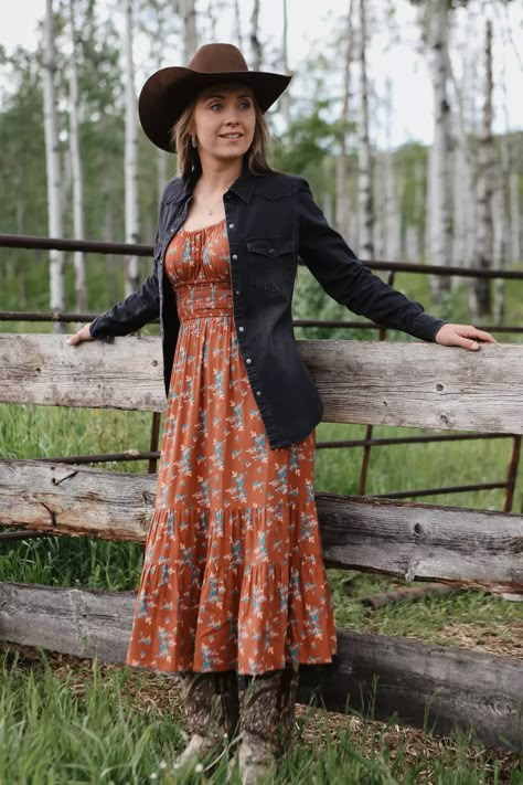 Amber Marshall Outfits, Verified Logo, Hospital Real, Heartland Amy, Amy Fleming, Heartland Ranch, Cowboy Pictures, Heartland Tv, Country Style Outfits