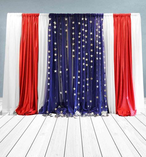 Photo credit courtesy of:Georgia Expo design studio This star spangled backdrop is perfect for all your Americana celebrations. It’s an easy to design, single layer backdrops draped using any red, white and blue fabric. Add some star streamers to really make this flag backdrop come to life! Navy Parade Float, American Decorations Party, 4th Of July Stage Decorations, Patriotic Backdrop Ideas, Patriotic Event Decor, 4th Of July Wedding Decorations, Usa Theme Party Decorations, Fourth Of July Photo Backdrop, Uso Themed Party Decorations