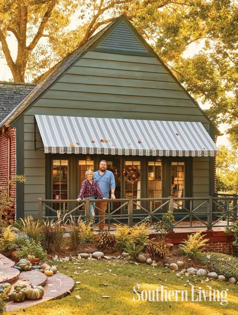 Ben Napier, Laurel Mississippi, Erin Napier, Grandmother House, A Small House, Porch Railing, Weekend House, Southern Home, English Style