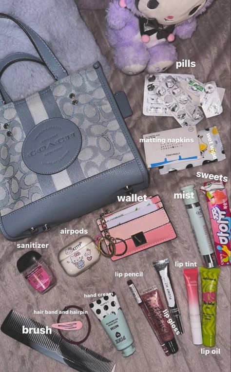 Hand Bag Essentials List, Cindy Kimberly Style, Purse Essentials List, Bag Essentials List, Hand Bag Essentials, Whats In My Backpack, What In My Purse, What Is In My Bag, What's In My Backpack