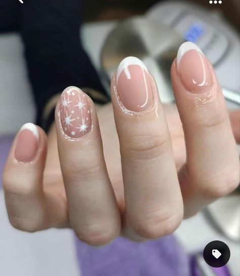 December Nails Christmas Oval, Nailart Short Nails Winter, Simple Winter Nails Acrylic Short, Shirt Winter Nails, Winter Oval Nail Designs, Christmas Shellac Nails Winter, Short Oval Winter Nails, January Nails Oval, White Christmas Nails Short Almond