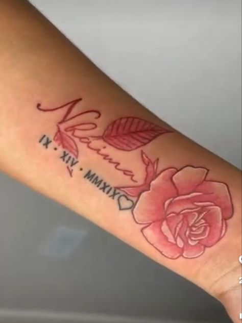 Medium Name Tattoo, Tattoo For My Mom Ideas Mother Daughters, Baddie Name Tattoos, Tattoos Of Moms Name, Moms Name Tattoo Ideas Daughters, Names Tattoos Ideas, Tattoo Ideas With Mom And Daughter, Medium Size Tattoos For Women Arm, Family Name Tattoo Ideas For Women