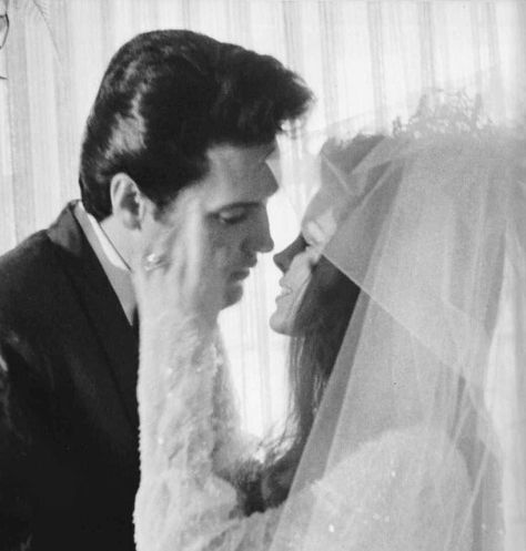 Sweet moment Priscilla Presley Wedding, Priscilla Wedding, Freddy Rodriguez, Elvis Wedding, Elvis And Me, Elvis Presley Family, Elvis And Priscilla, Priscilla Presley, Lisa Marie Presley