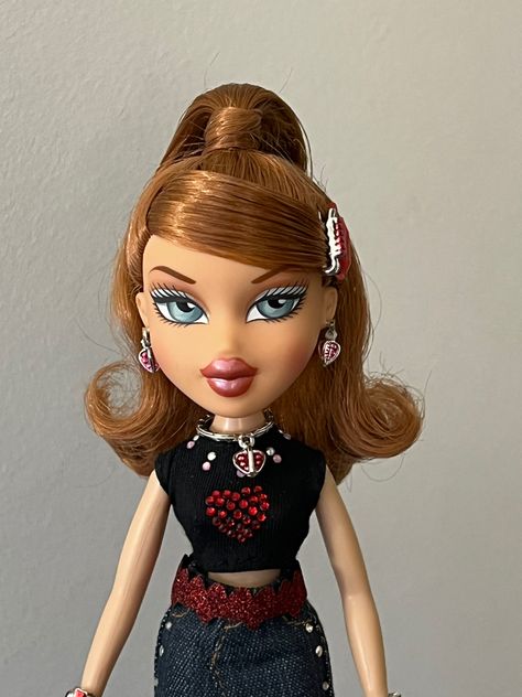 Brats Hairstyle, Bratz Doll Short Hair, Bratz Short Hair, Red Hair Bratz, Bratz Doll Hairstyles, Bratz Doll Hair, Meygan Bratz, Bratz Hair, Bratz Meygan