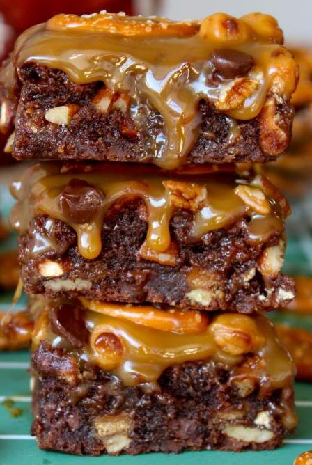 Loaded Brownie Recipes, Touchdown Brownies, Caramel Pecans, Cookie Dough Cake, Brownie Desserts, Dessert Bar Recipe, Bar Recipes, Bar Cookies, Cookie Bar Recipes