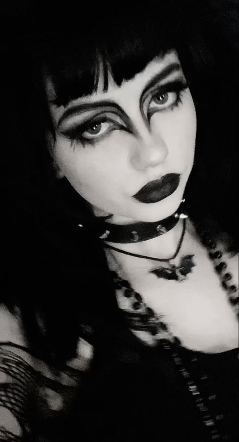 @m0tht33th Goth Makeup 90s, Goth Trad Makeup, Trad Goth Makeup Looks, Goth Makeup Inspiration, Trad Goth Eyeliner, Trad Goth Makeup Tutorial, Goth Eyeliner Looks, Makeup Looks Goth, Metal Head Makeup