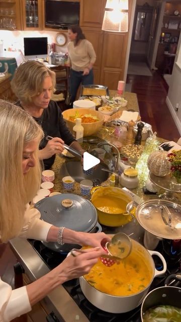 Taylor Chace on Instagram: "Everyone leaves the soup cook off a winner 🏆 #soup #soupcookoff #friendsgiving #thanksgiving #friendsgivingrecipes #friendsgiving2023 #friendsgivingdinner #dinnerparty #dinner #soupseason #soupszn #dinnerwithfriends" Soup Cook Off, Soup Party Ideas, Soup Party, Hosting Friendsgiving, Soiree Party, Friendsgiving Food, Super Salads, Everyone Leaves, Fall Friends