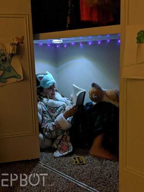 Reading Nook Closet Hidden Rooms, Closet Nooks For Kids, Closet Fort For Kids, Closet Fort Ideas, Kids Closet Reading Nook, Closet Hangout Ideas, Closet Reading Nook Kids, Closet Hideout Ideas, Closet Hideout