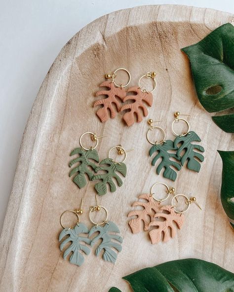 Monstera Clay Earring, Botanical Clay Earrings, Tropical Clay Earrings, Wood Jewelry Diy, Monstera Earrings, Polymer Clay Flower Jewelry, Diy Earrings Polymer Clay, Handmade Clay Earrings, Handmade Clay Jewelry